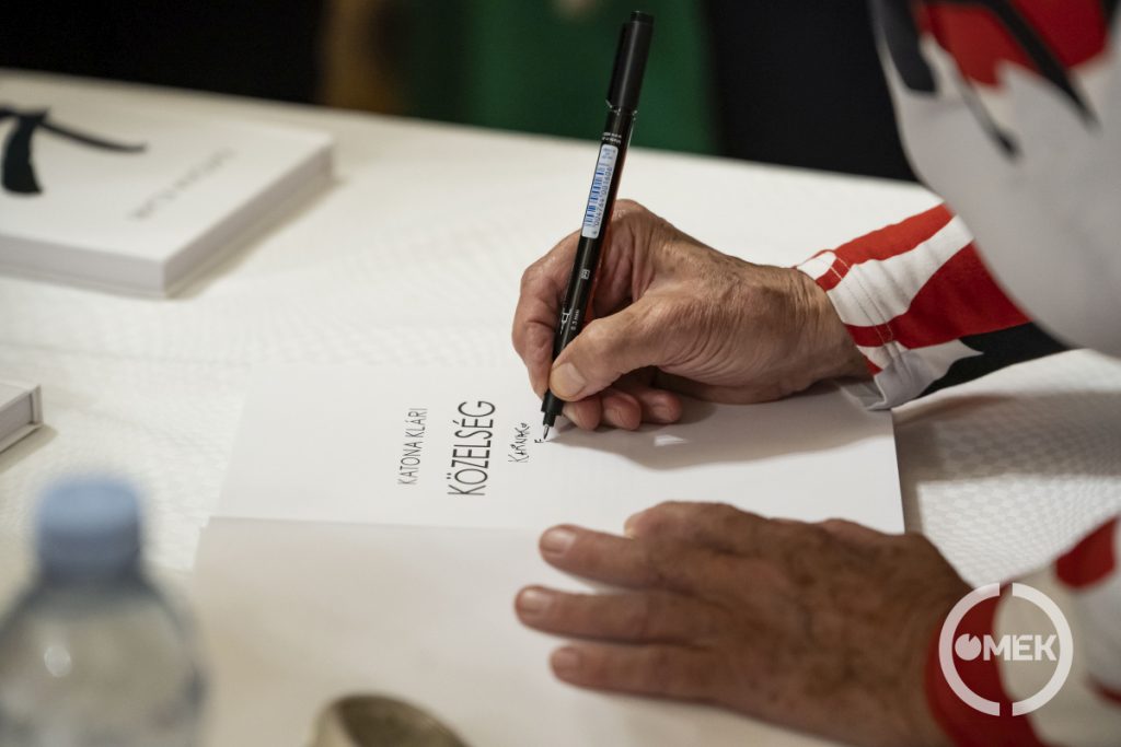 Dedikálás.