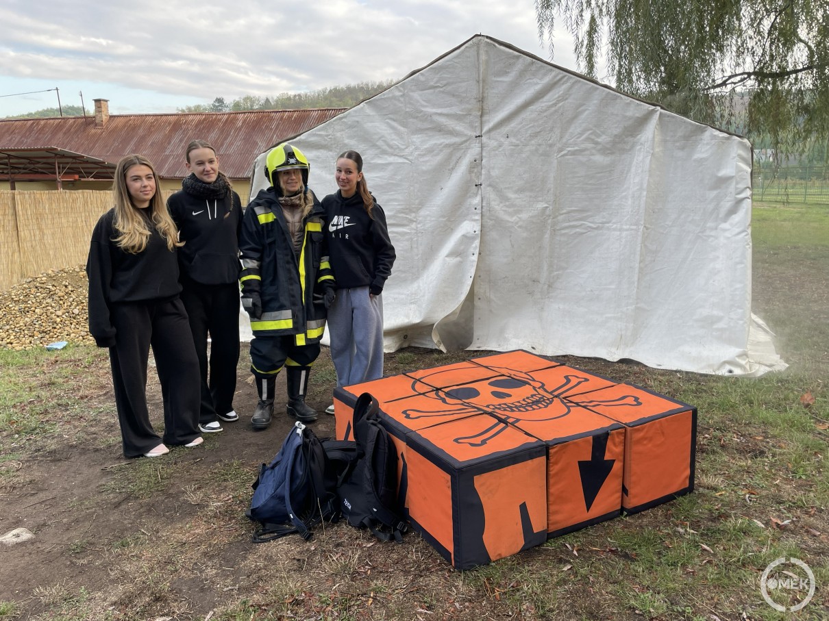 Diákok állnak a tűzoltósági sátor előtt a kirakott kockával.