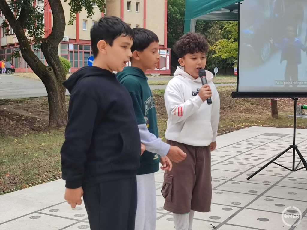Egy fiúkból álló trió is mikrofont ragadott.