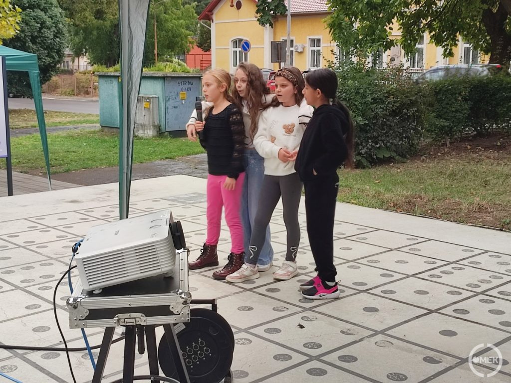 Egy lánycsapat énekel a színpadon.