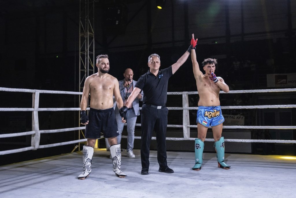 Egyhangú pontozással Bódi Bence nyert, az ő kezét emelik a magasba. Forrás Police Fight Challenge