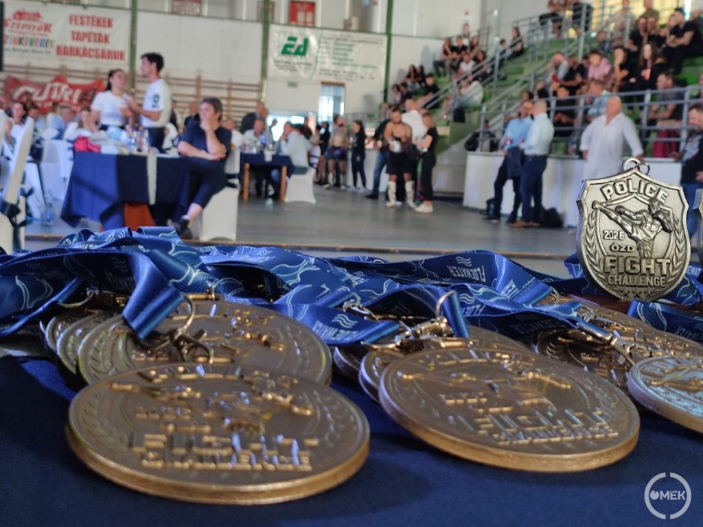 Ereklyék sorakoznak az asztalon.