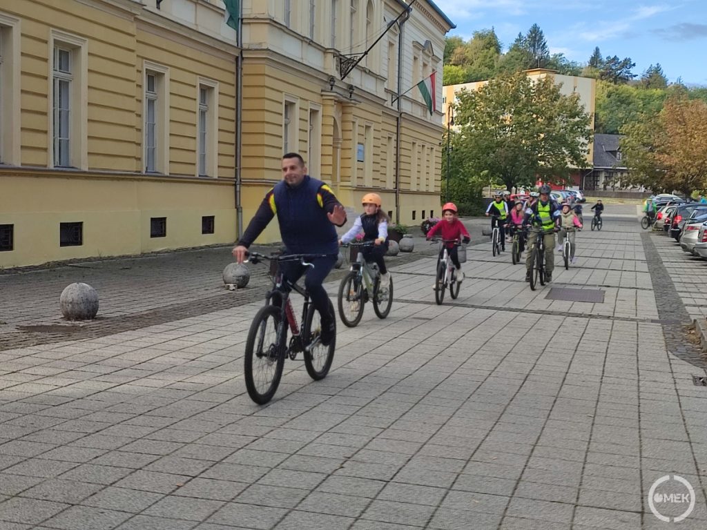 Érkeznek a Bolyky sulisok.