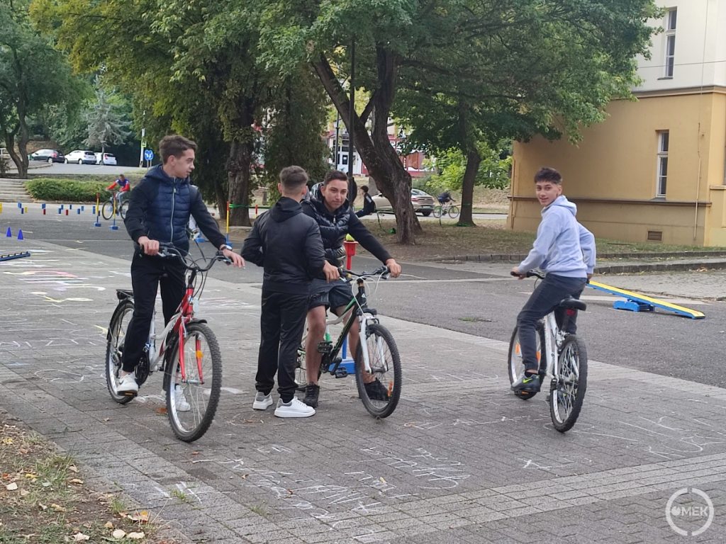 Fiatalok kerékpárral.