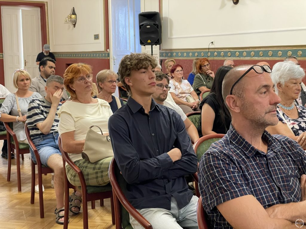 Galambosi Bence gitározott.