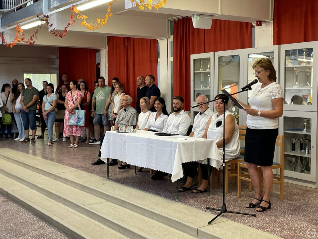 Galkóné Szabó Mária köszönti a diákokat.