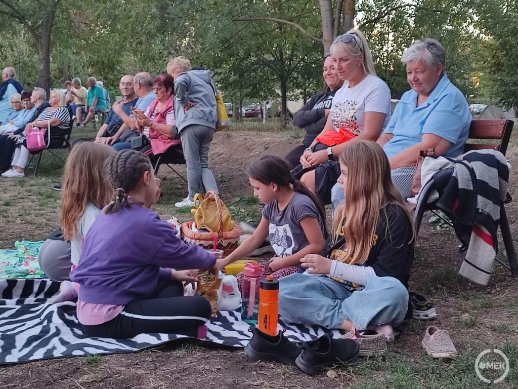 Gyerekek ülnek a földön.