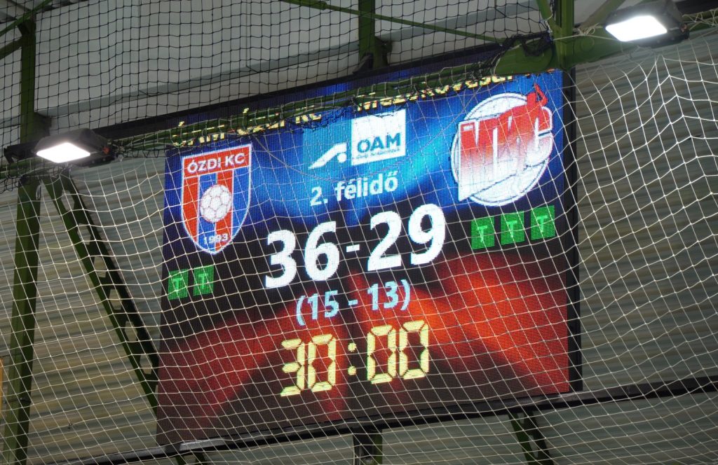Az eredményjelző az ÓAM-Ózdi KC győzelmét mutatja.