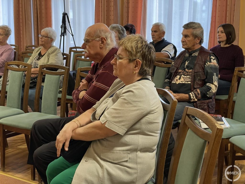 Hallgatják az előadókat.