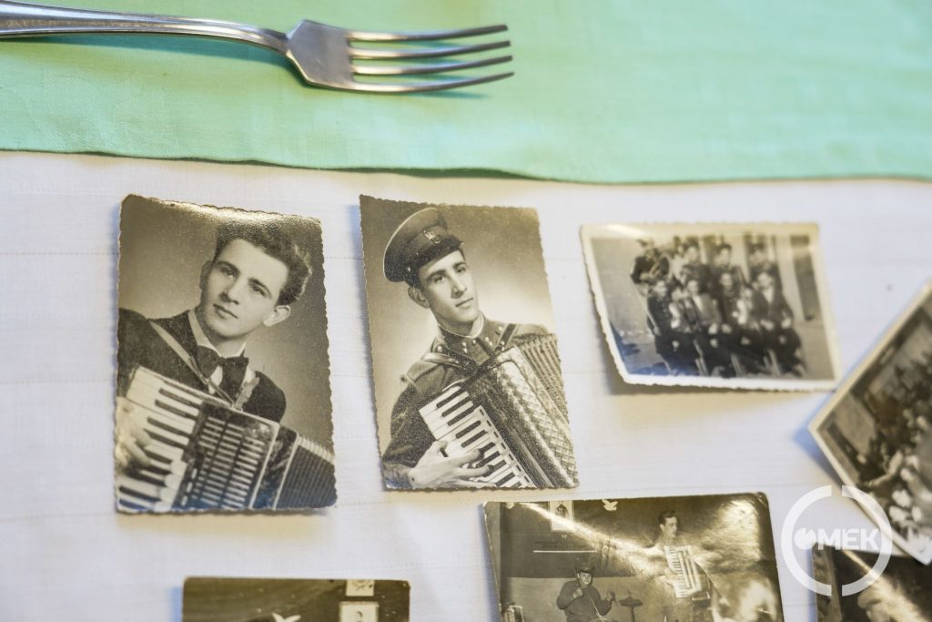 Képek a múltból. Kiss Sándor a katonaságban tangóharmonikán és trombitán játszott.