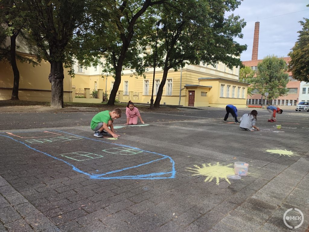 Készülnek az aszfalt rajzversenyre a remekművek.
