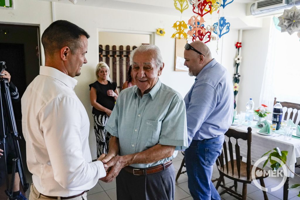 Kiss Sándor meleg kézfogással üdvözli Janiczak Dávid polgármestert.