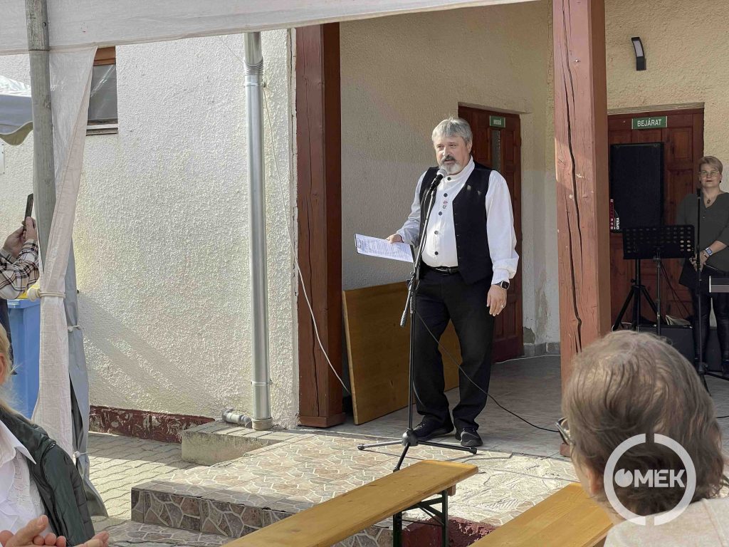 Kocsik László, Kissikátor polgármestere köszöntőt mond.