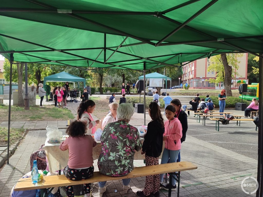 Megtelt élettel az Olvasó melletti parkoló.