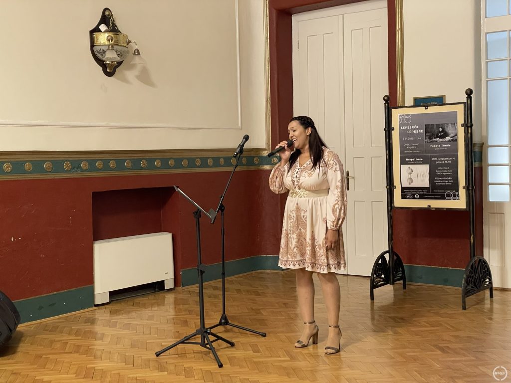 Mészáros-Varga Judit Tompos Kátya egyik dalát adta elő.