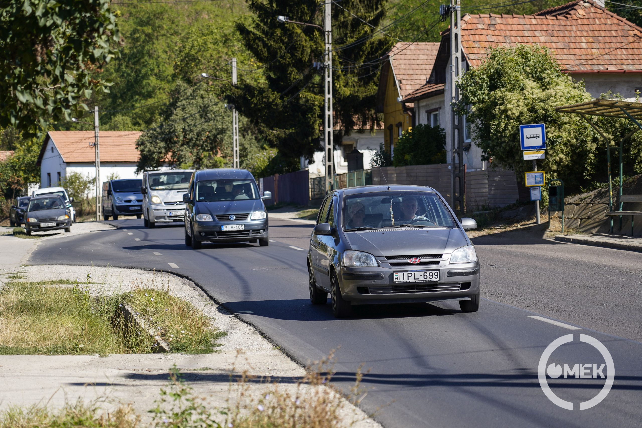 Nagy az átmenő forgalom az útszakaszon.