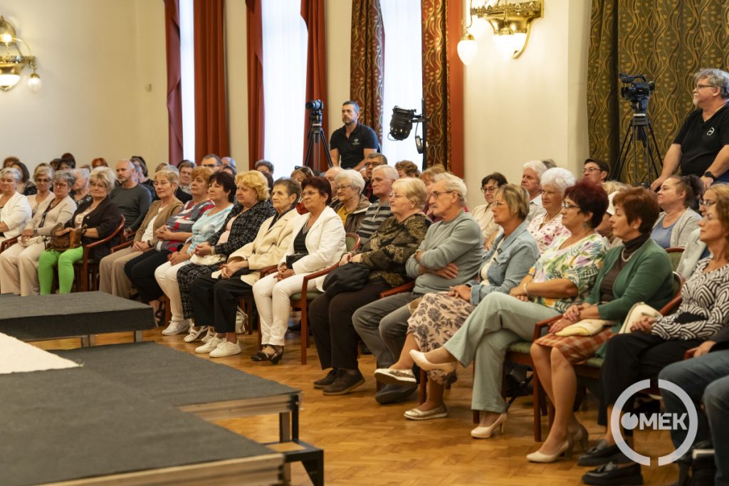 Nézők az első sorban.