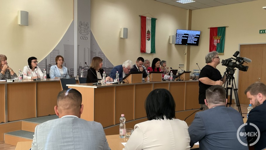 Szemben középen a városvezetők - dr. Sztronga Eszter, dr. Almási Csaba, Janiczak Dávid és Marosréti-Zsuponyó Anett.