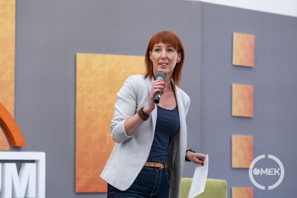 Tóth Alexandra konferál.