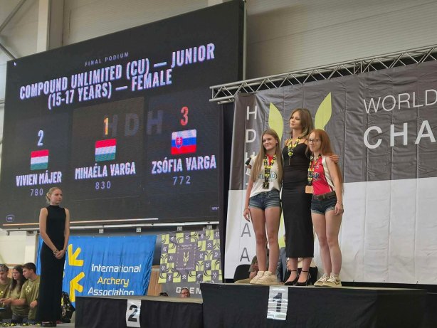 Varga Zsófia a dobogón áll az első két helyezettel.
