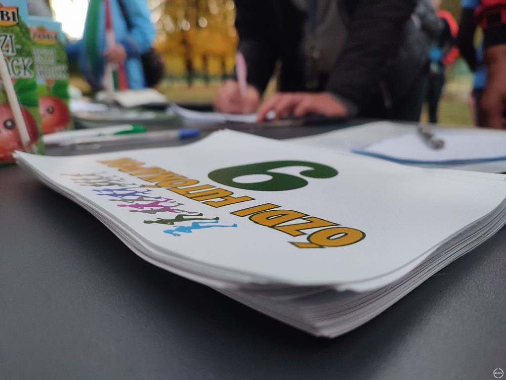 9-es rajtszám az asztalon.