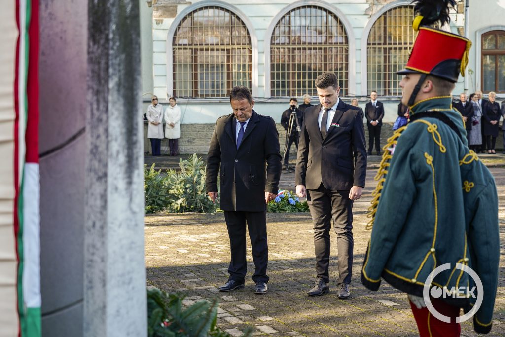 A Fidesz – Magyar Polgári Szövetség Ózdi Szervezete tiszteleg az emlékmű előtt.