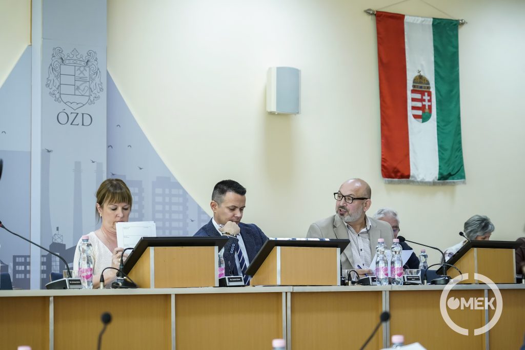A Pénzügyi és Gazdasági Bizottság ülésén dr. Sztronga Eszter, Janiczak Dávid és Kiss Sándor.