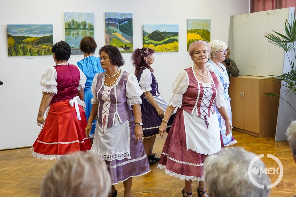 A Perdülő Nagyik táncolnak.