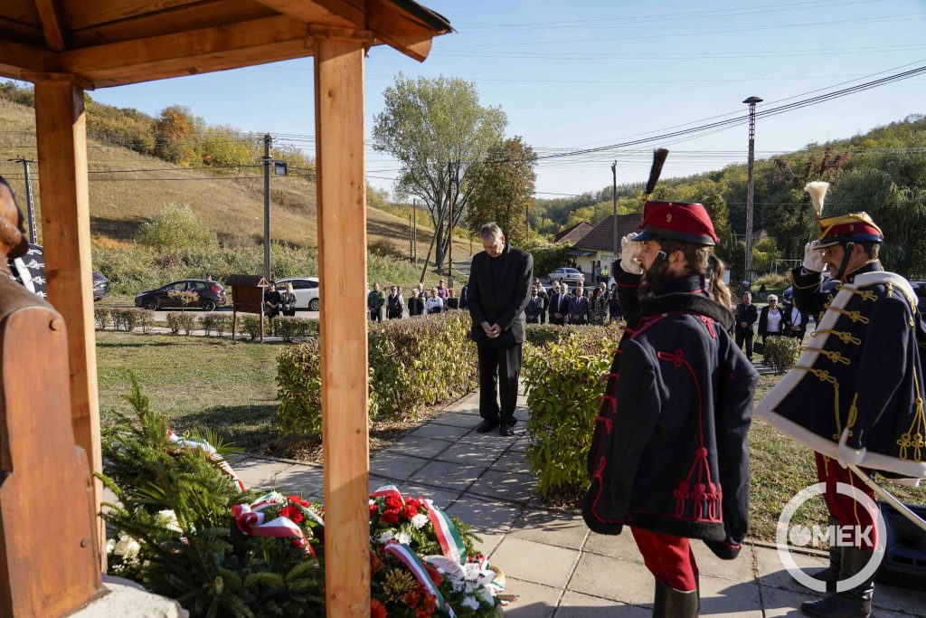 A Recski Szövetség nevében koszorúznak.
