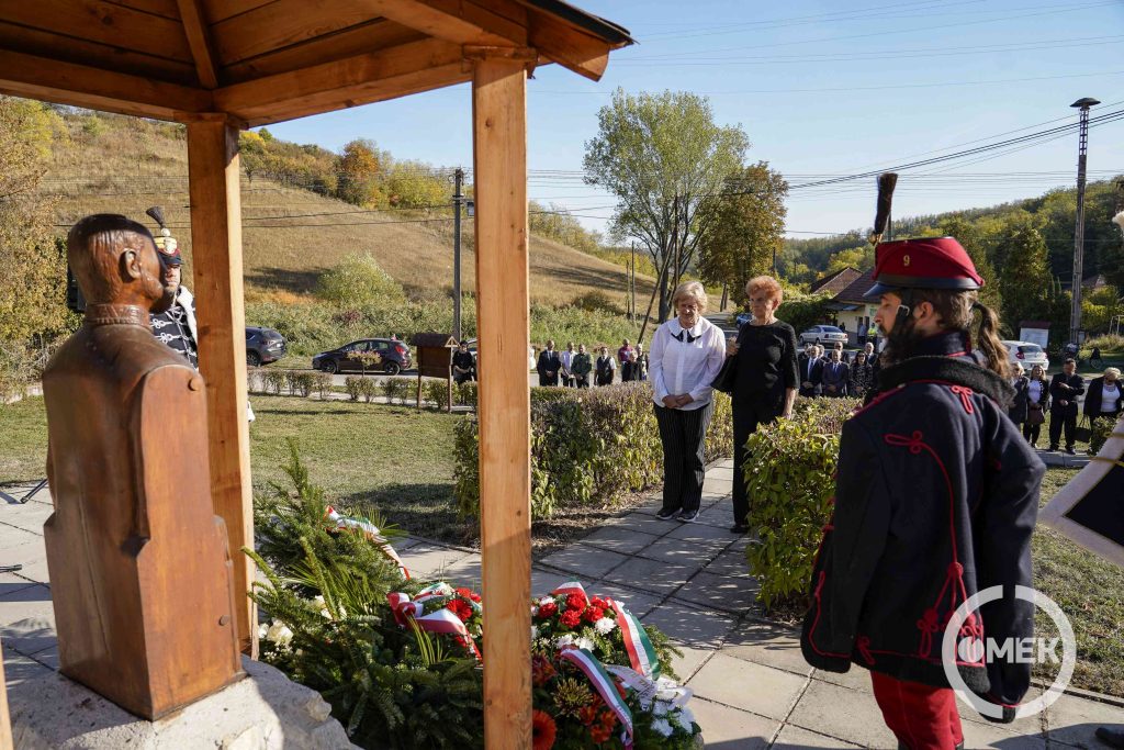 A Szennai Nyugdíjas Klub nevében elhelyezik az emlékezés virágait.