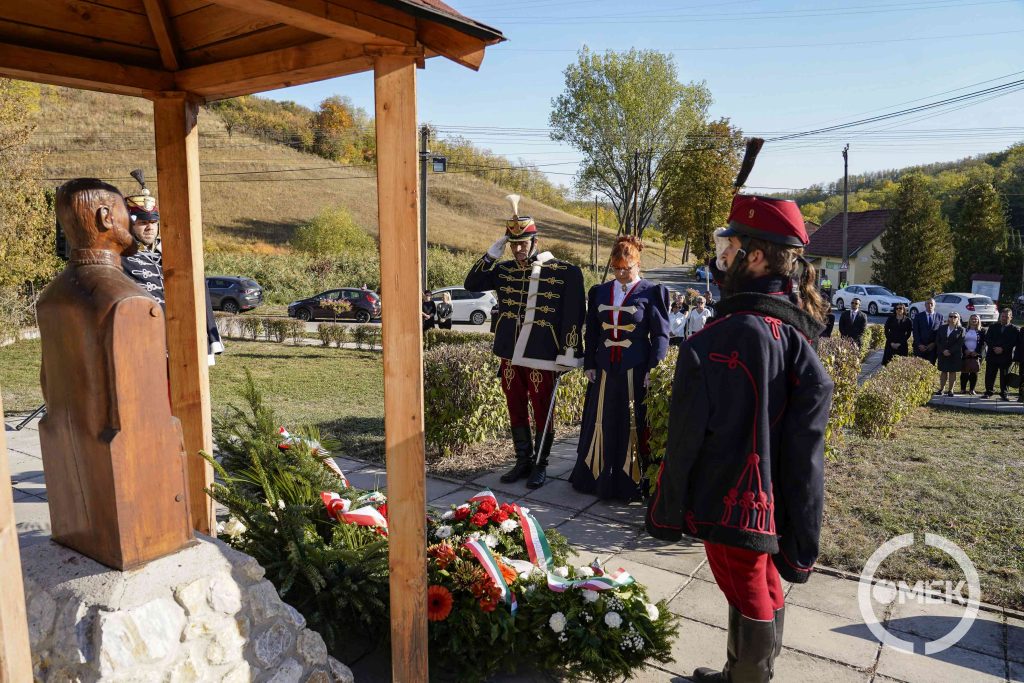 A Tábortűz Hagyományőrző Egyesület tagjai koszorúznak.