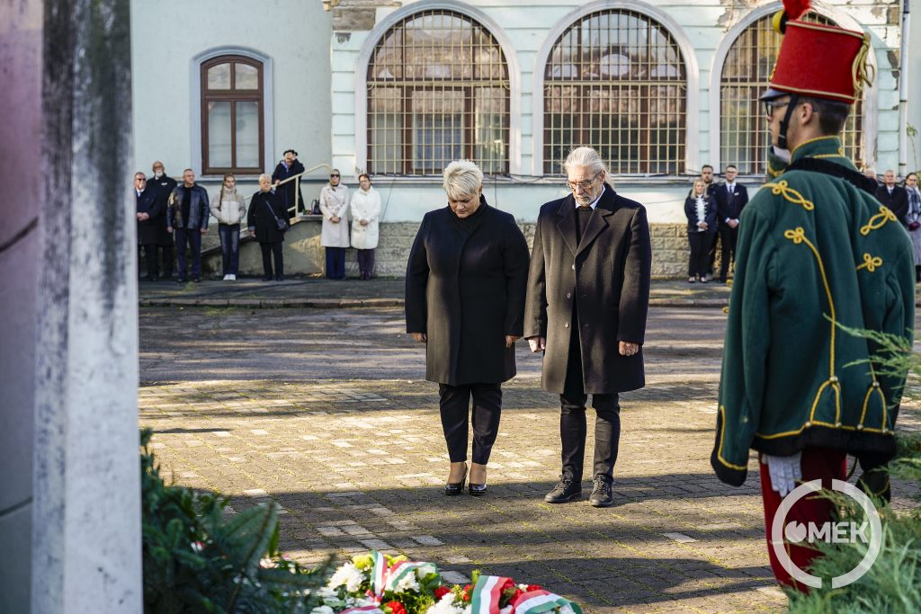 A Tábortűz Hagyományőrző Egyesület tiszteleg.