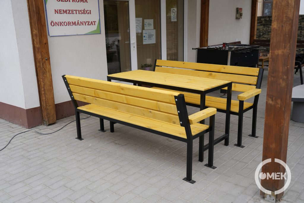 A képen a kisebbségi önkormányzat dolgozói által gyártott padok és asztal.