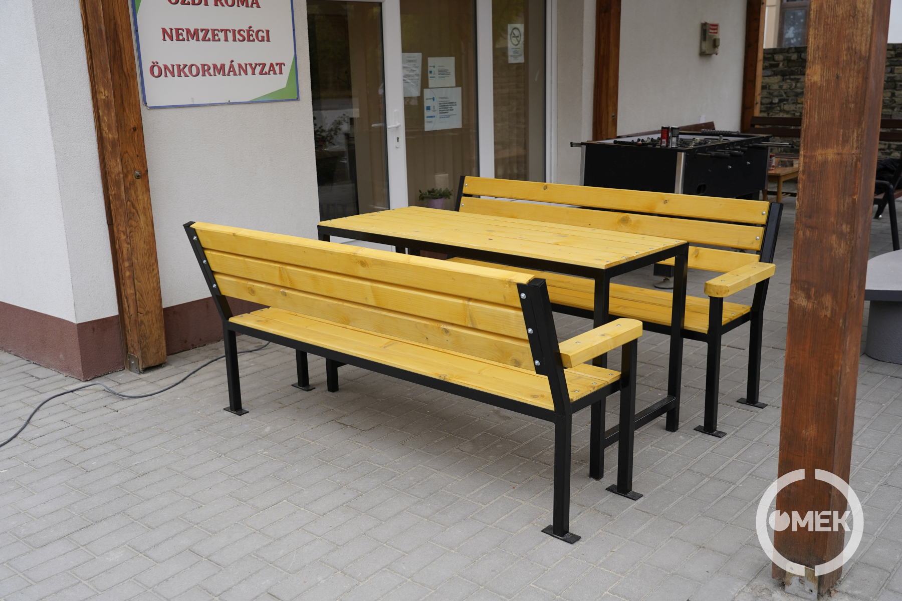 A képen a kisebbségi önkormányzat dolgozói által gyártott padok és asztal.