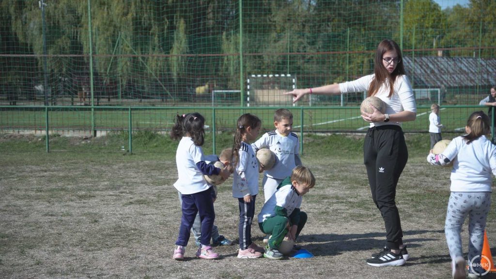 A kicsik követték a nevelők utasításait.