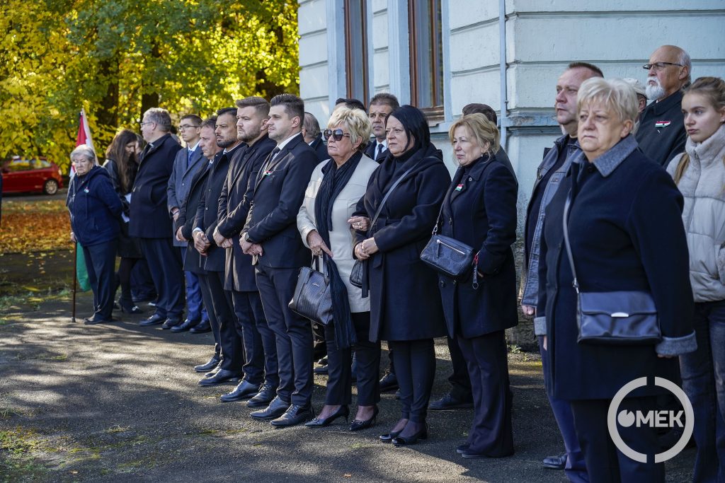 A megemlékezés résztvevői a téren.