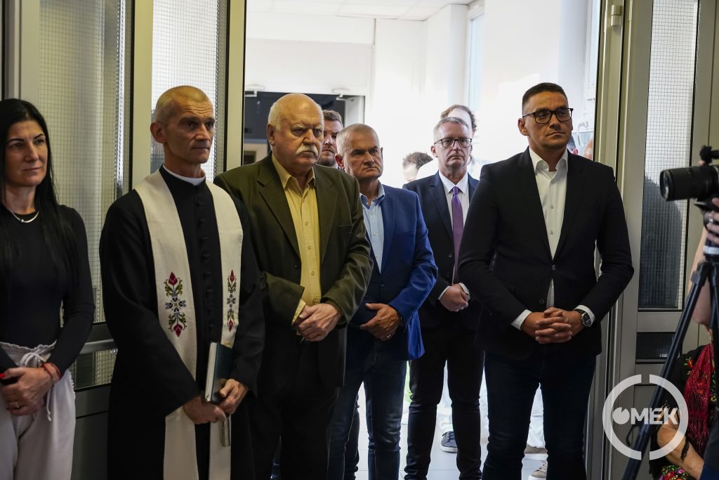 A meghívott vendégek figyelik az emléktábla avatást.