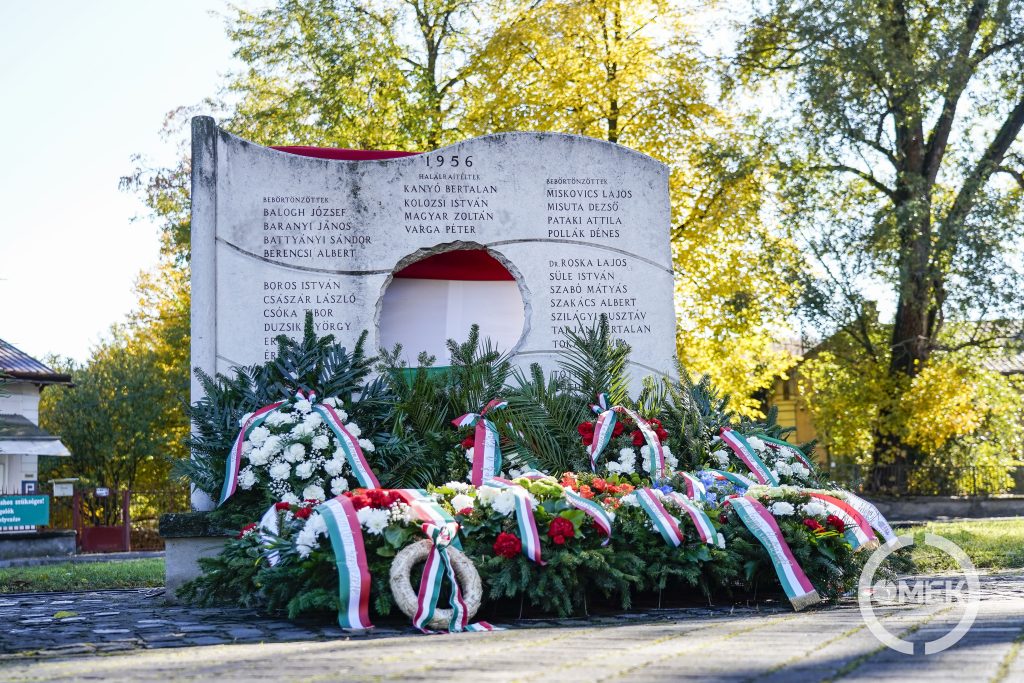 A megkoszorúzott emlékmű.