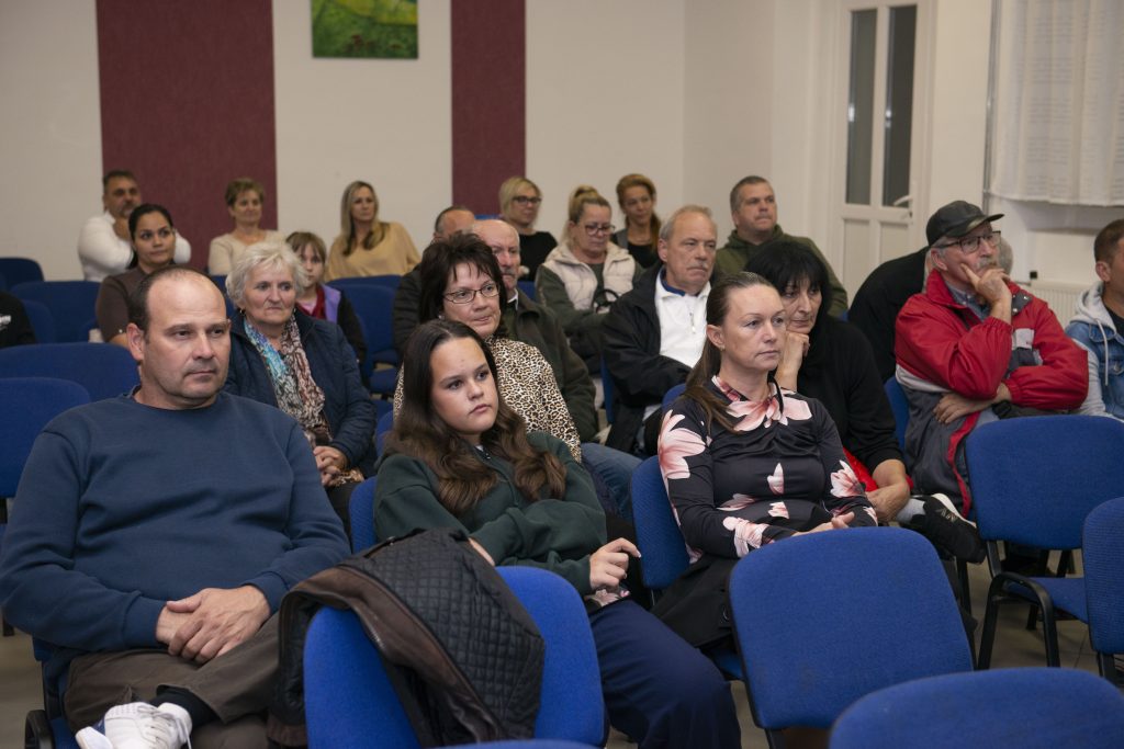 A nézők.