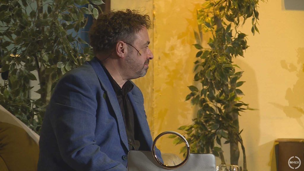 A nézők egyszerre nevethettek a kínos és abszurd helyzeteken.