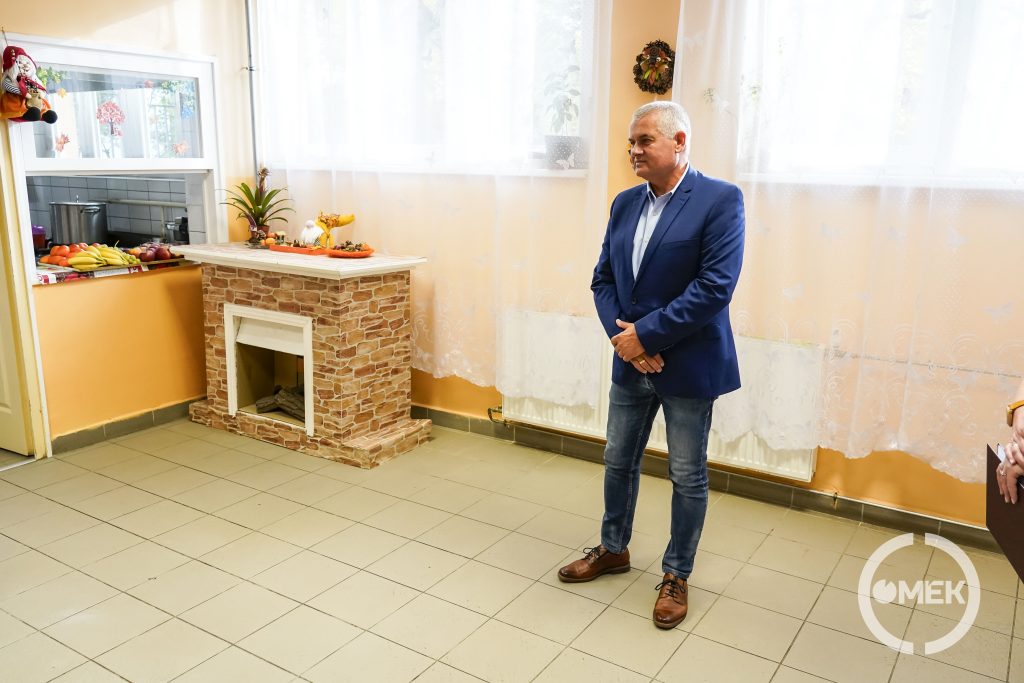 A terület képviselője rövid beszéddel mond hálát.