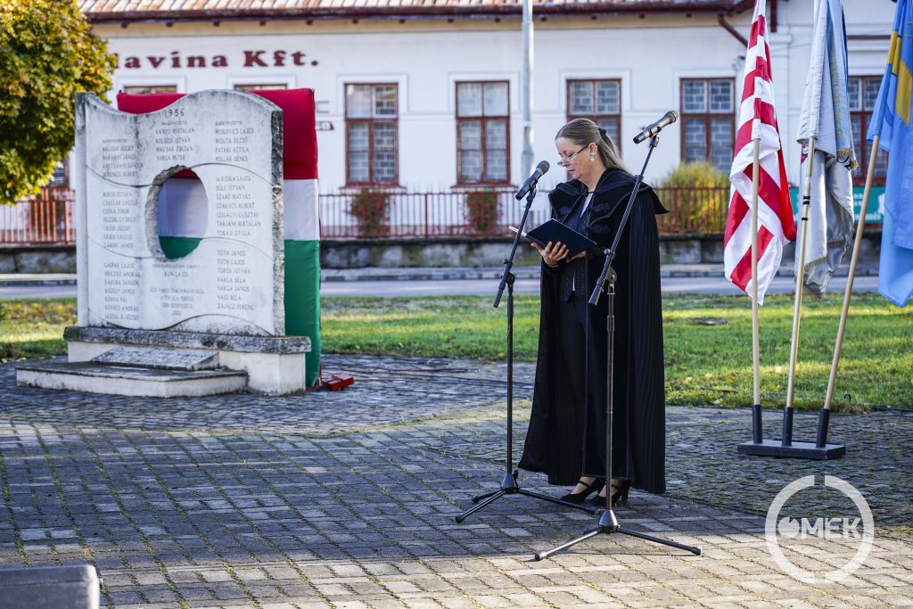 A történelmi egyházak képviseletében Csikainé Mihalik Éva református lelkipásztor mondott imát.