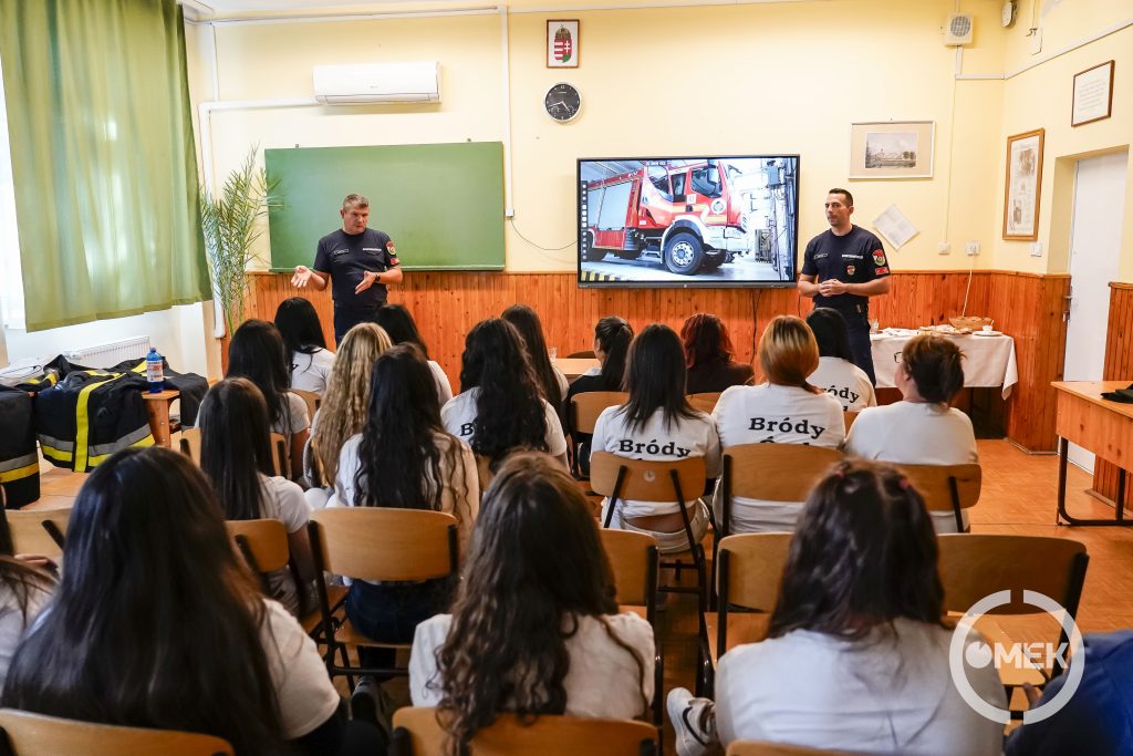 A tűzoltók a munkájukról beszélnek a diákoknak.