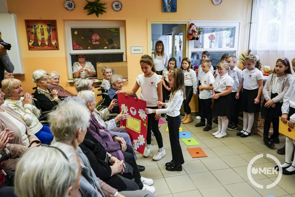 Ajándékot is kaptak az idősek a gyerekektől.