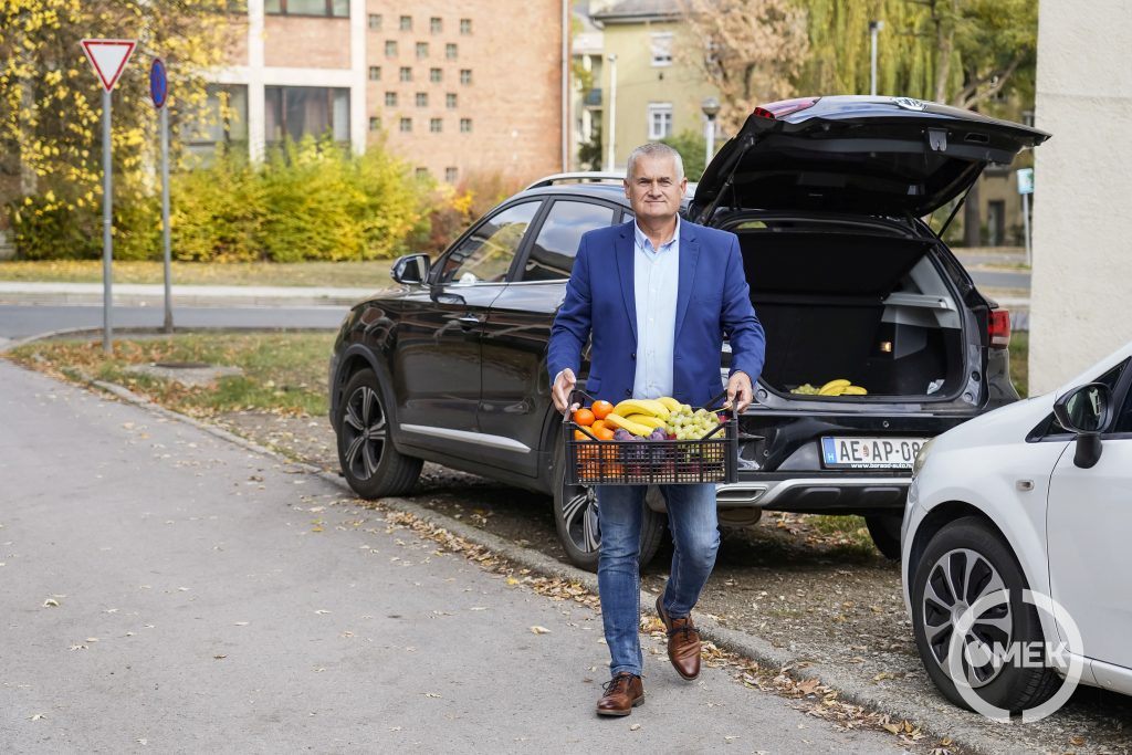 Angyal Béla területi képviselő érkezik a gyümölcsökkel.