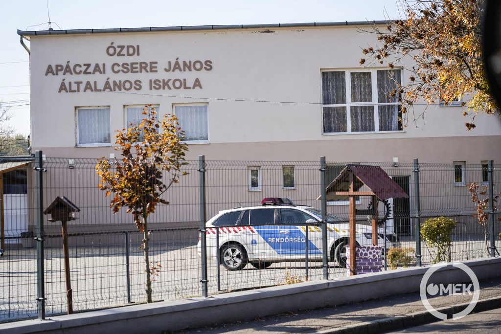 Az Ózdi Apáczai Csere János Általános Iskola kívülről.