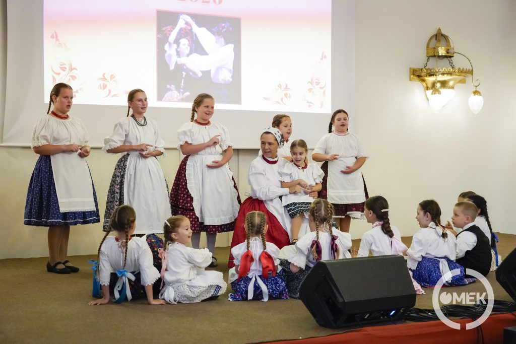 Az Ózdi Gyöngyvirág Néptánc Egyesület tagjai sváb táncokkal és népi játékokkal készültek.