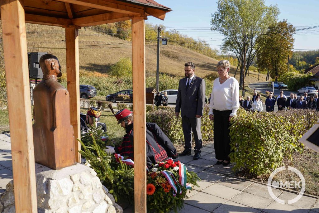 Az Ózdiakért és Ózdért Egyesület tagjai emlékeznek.