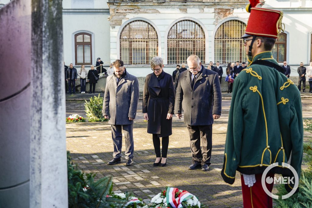 Az Ózdiakért és Ózdért Egyesület tisztelgése.