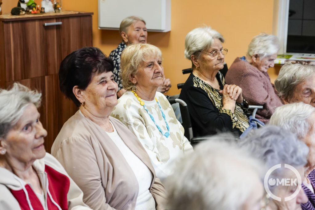 Az előadások mosolyt csaltak az idősek arcára.